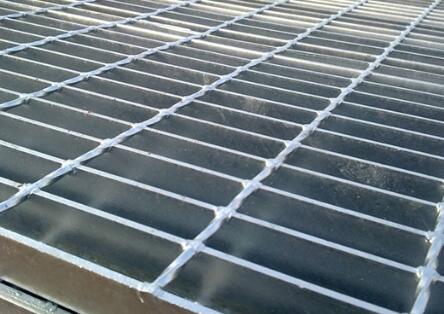 導(dǎo)致格柵板變形的原因是什么？